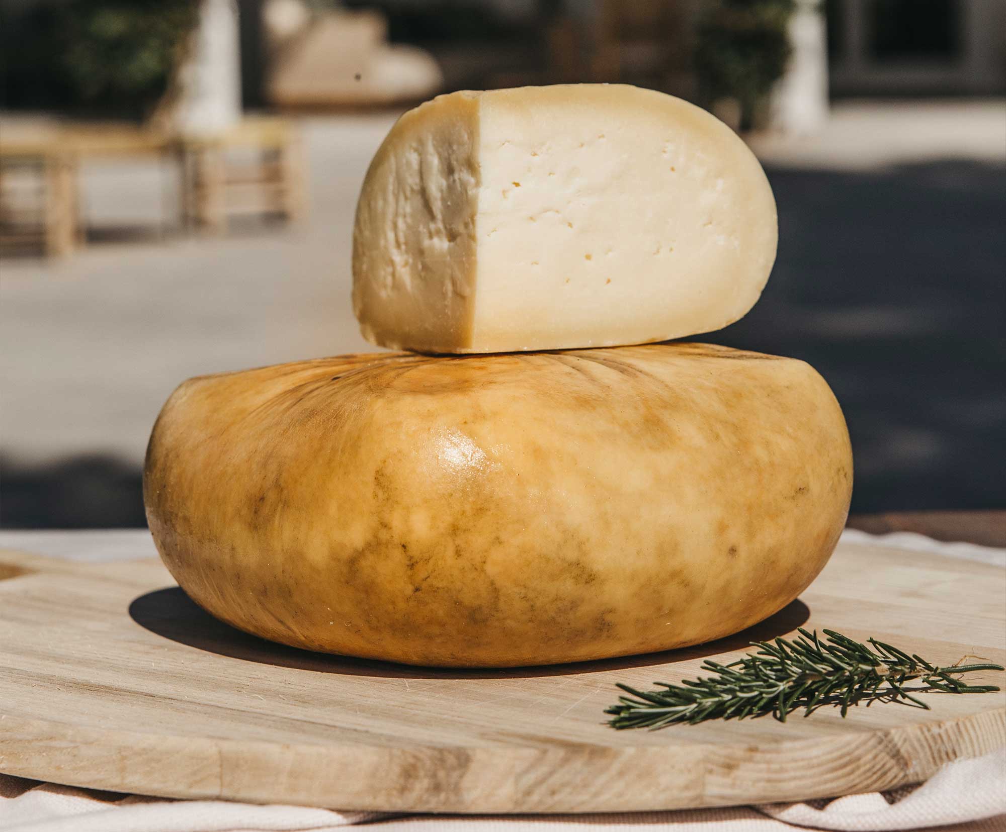 Queso Mahón-Menorca sobre tabla de madera
