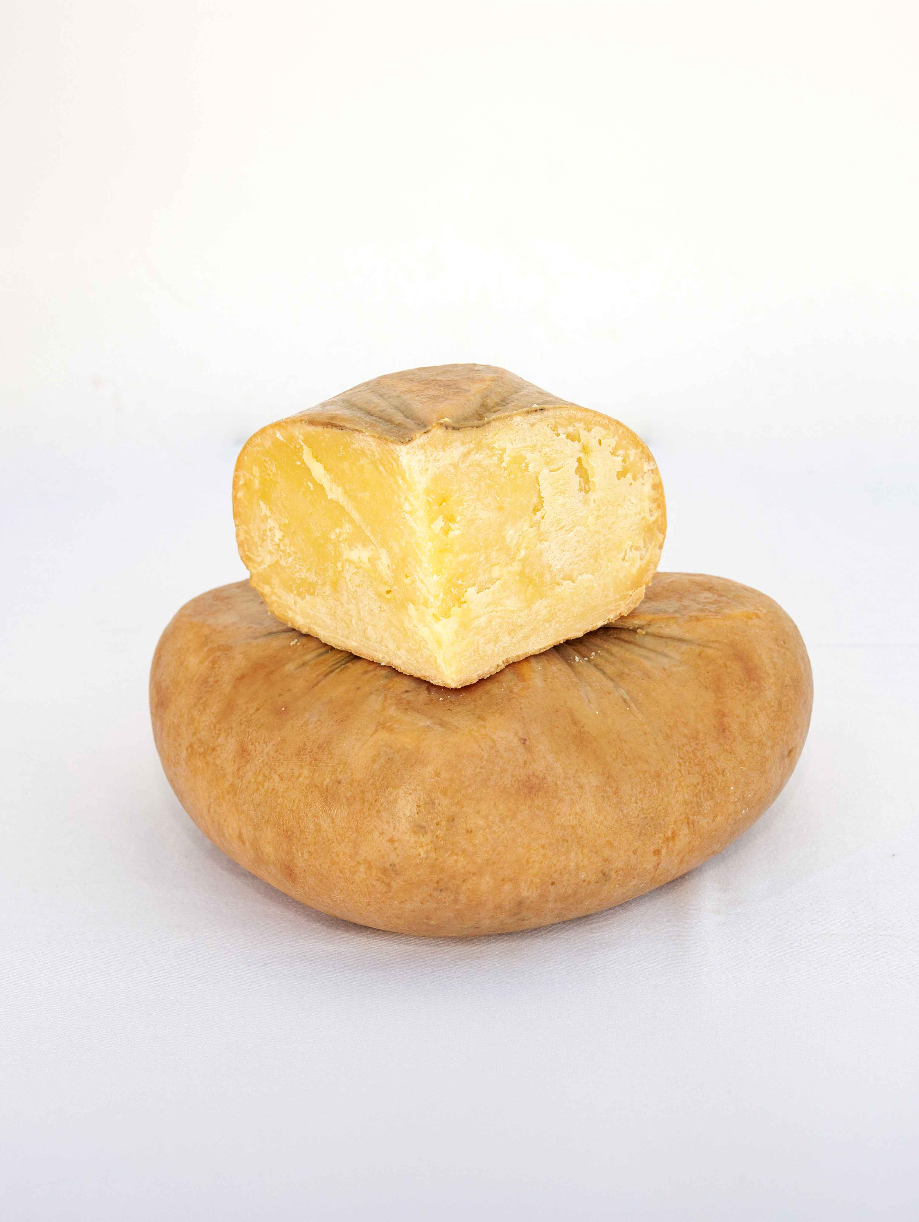 Queso añejo entero con porción cortada