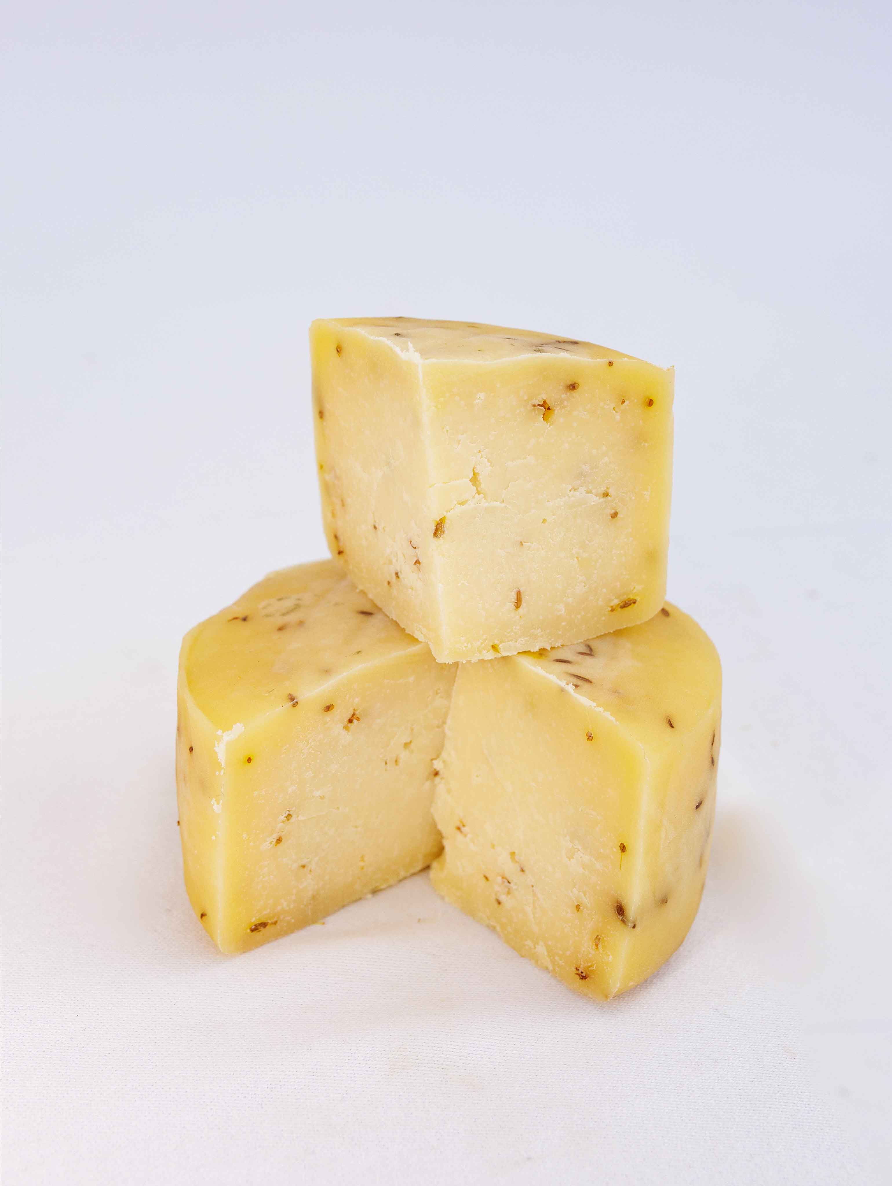 Queso con comino cortado en porciones