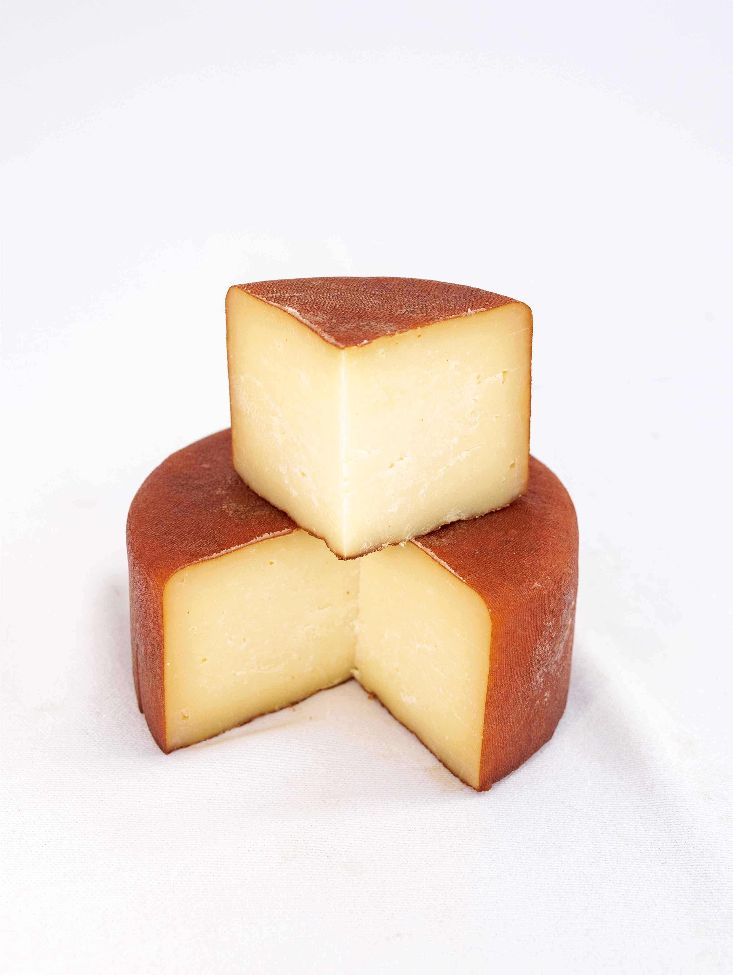 Queso ahumado cortado en porciones