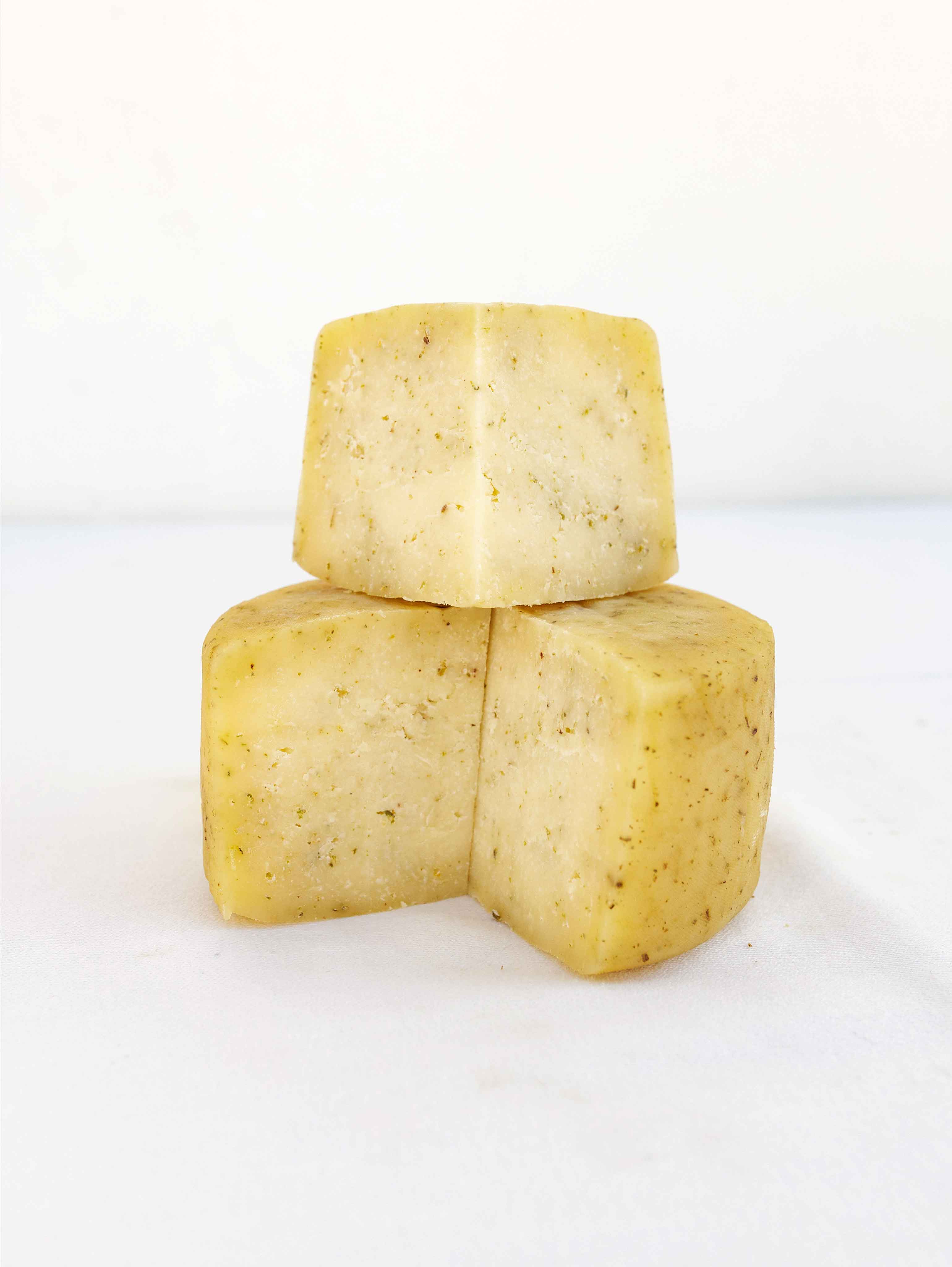 Queso al romero cortado en porciones