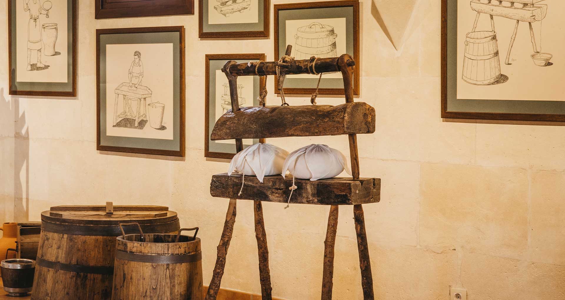 Prensa tradicional de queso y utensilios antiguos