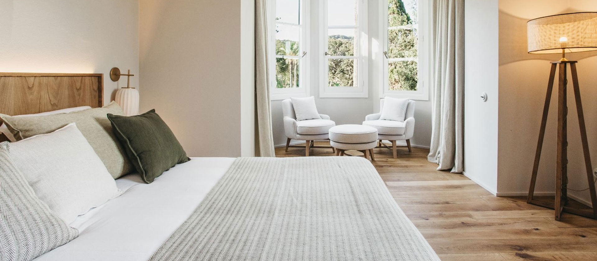 Habitación de hotel con cama doble y zona de estar