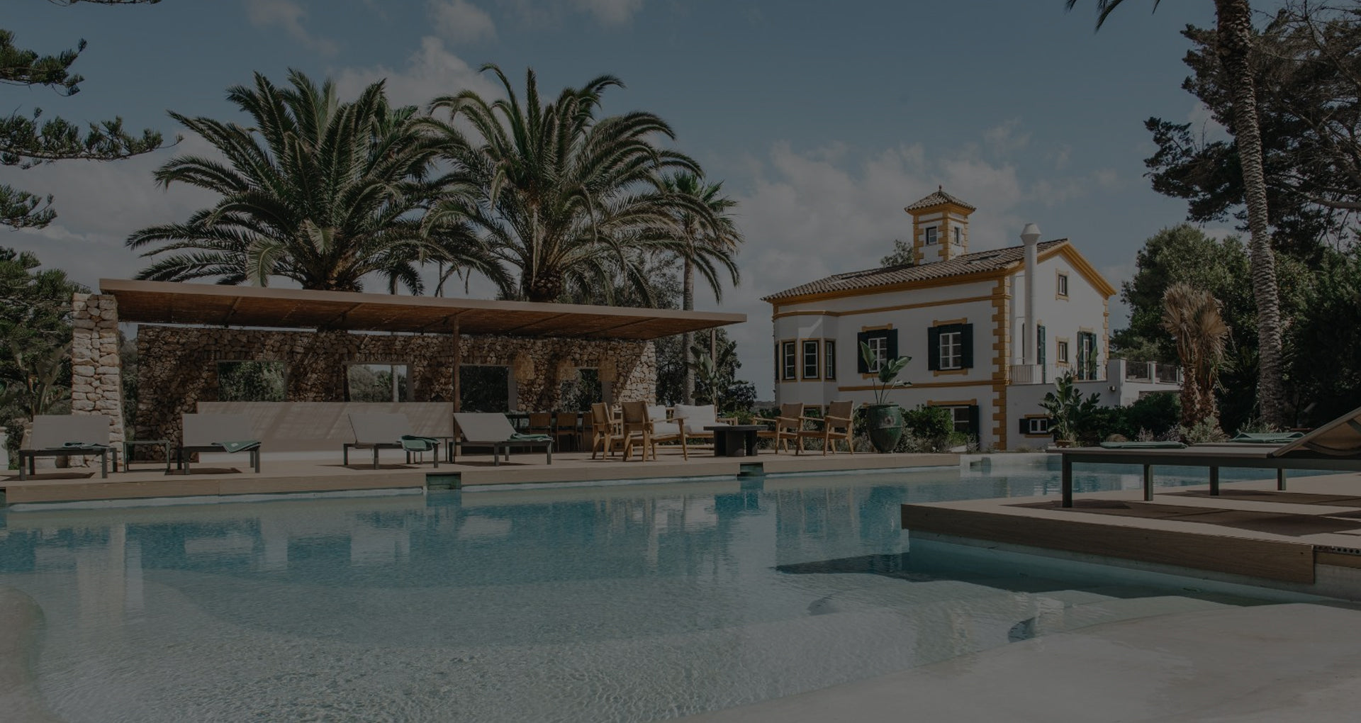 Hotel con piscina exterior y jardines