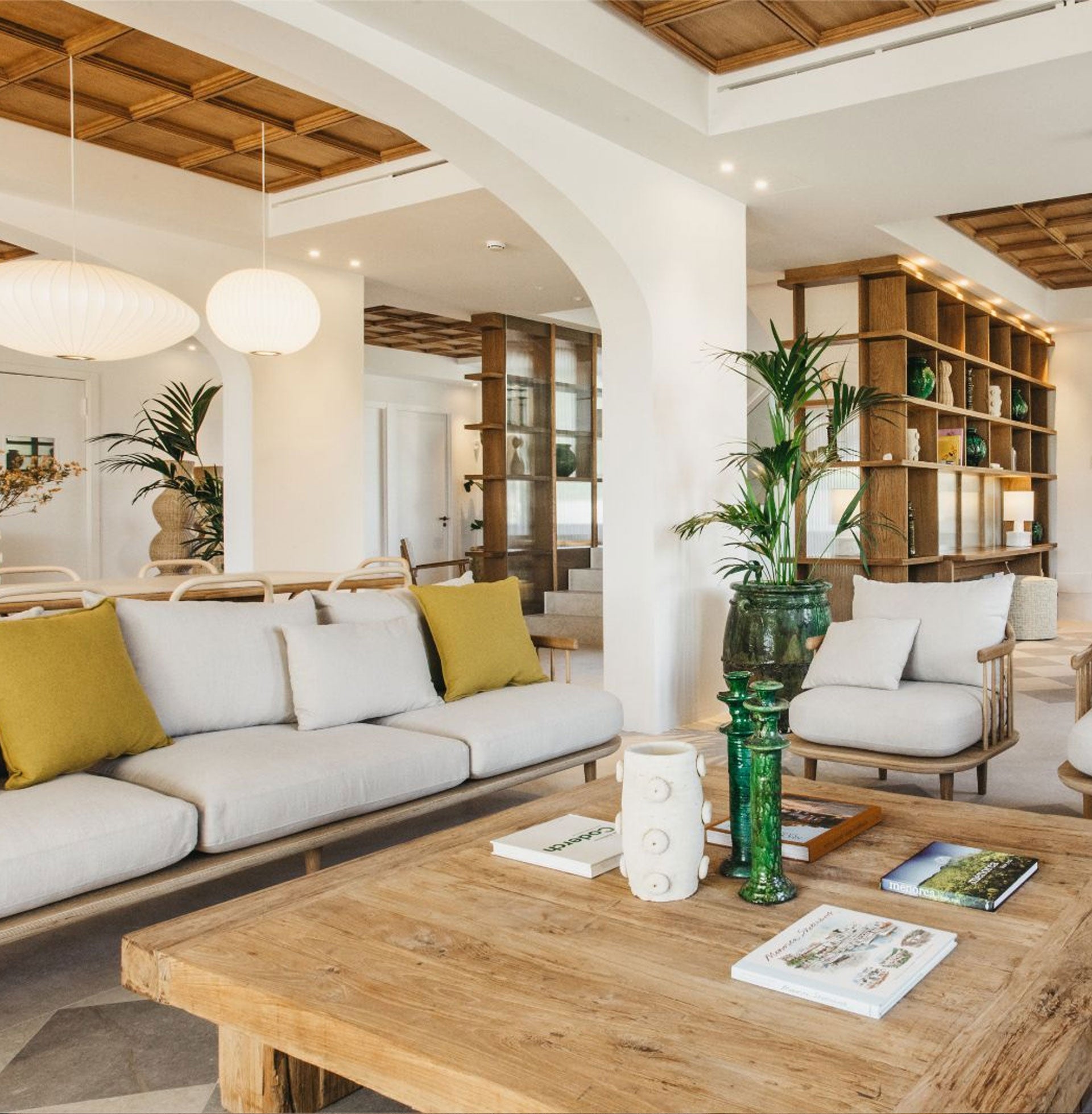 Salón de hotel con sofás y mesa de madera