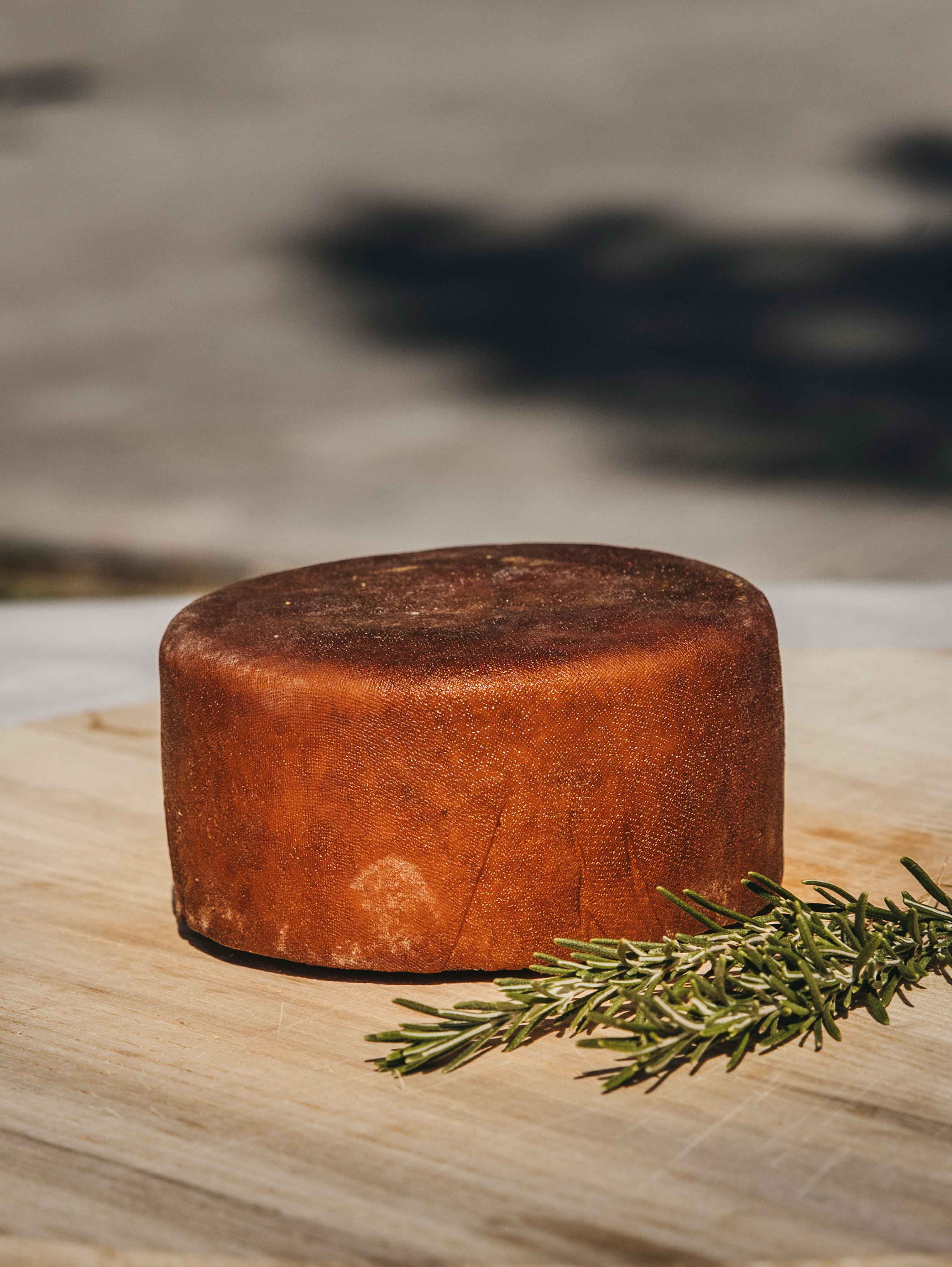 Queso ahumado Sant Patrici sobre tabla de madera