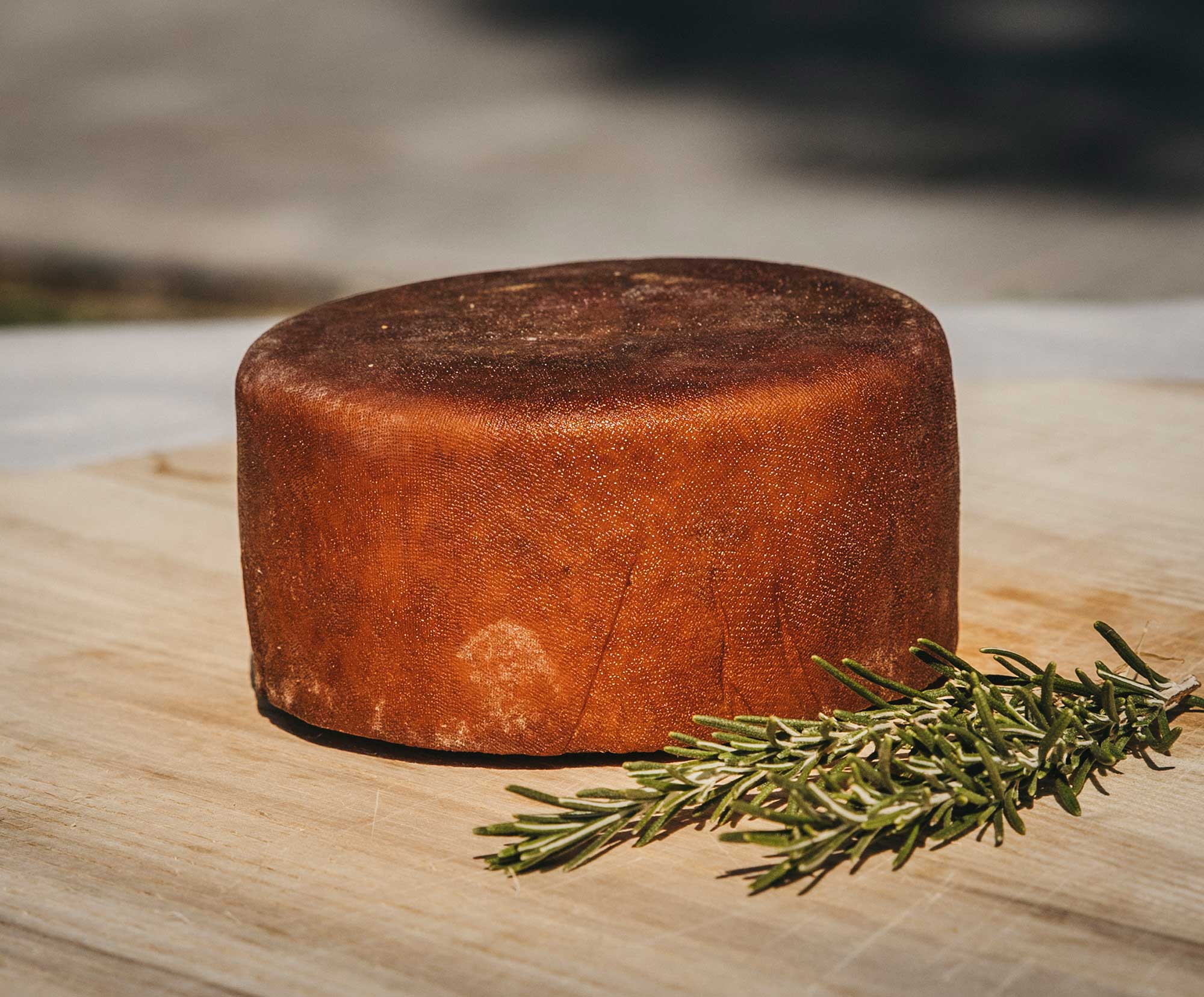 Queso gourmet sobre tabla de madera