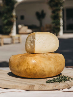 Queso semicurado Sant Patrici entero y cortado