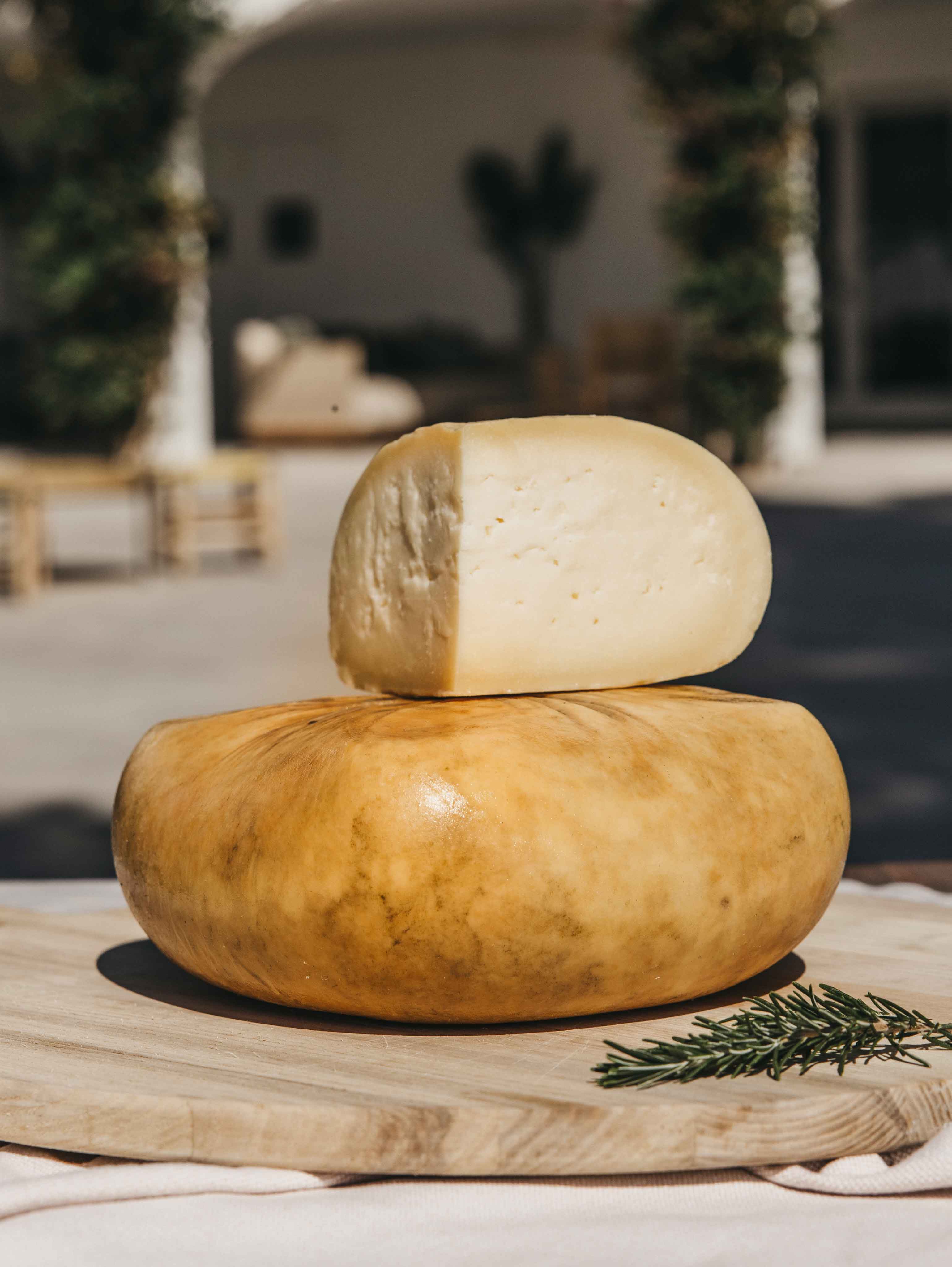 Queso semicurado Sant Patrici entero y cortado